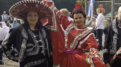 Een groepje zangers in traditionele Mexicaanse klederdracht