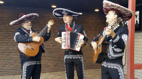 Mariachi's met kostuum van de Charros